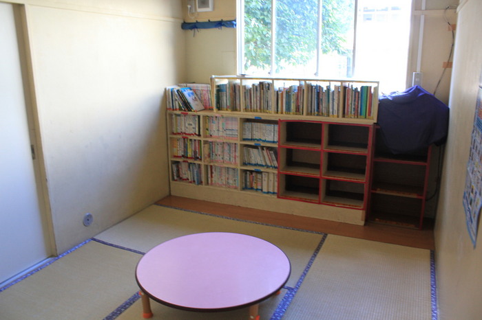 東部児童館の畳敷きの図書室