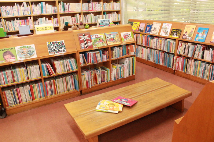 調布市立図書館神代分館の児童書コーナー