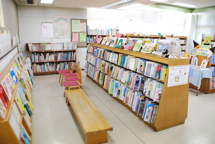 調布市立宮ノ下分館の児童書コーナー