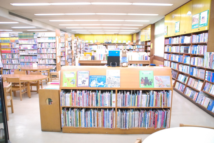 調布図書館染地分館の児童書コーナー