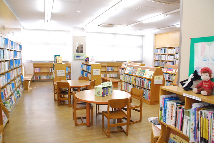 調布図書館佐須分館の児童書コーナー