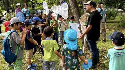 探し方、網に入った虫の捕まえ方・・石川先生の話しを聞いてさあ開始だ