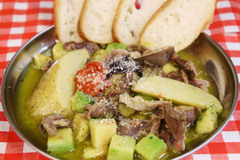 砂肝とアボカドのアヒージョ