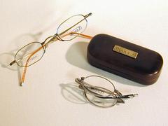 折りたたみ式メガネ（コンパクトケース付）（色・形違い有）