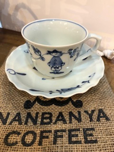 有田焼　しん窯　青花　唐草異人百合型コーヒー碗皿