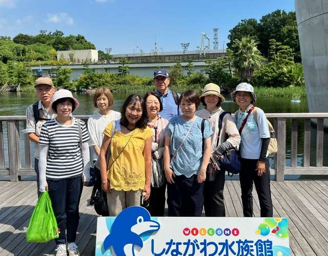 残暑の厳しい中、涼しい水族館入口近くにて！