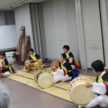 韓国伝統音楽講座での演奏場面(たづくり）