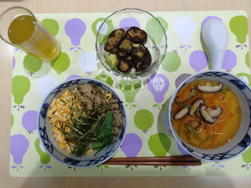 ① お肉のふりかけ味噌そぼろ丼  ② つるんとろんの あんかけ茶碗蒸し  ③ なす味噌